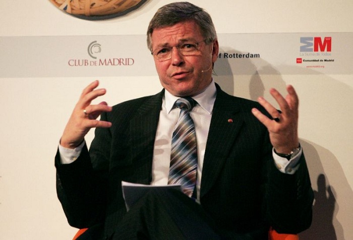 Former Norwegian PM held at immigration over Iranian visa